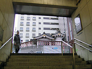 泉岳寺駅前の稲荷神社
