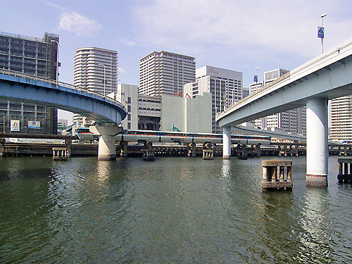 京浜運河と八潮橋