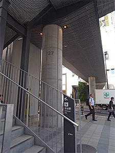 歩道橋の下
