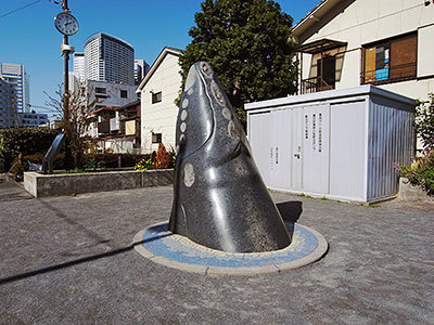 鯨のモニュメント
